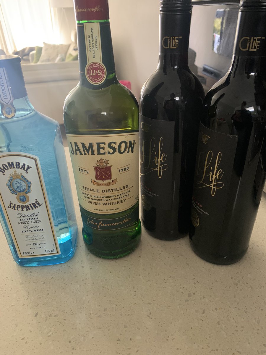 LesediMets's tweet photo. Client centricity is when my alcohol plug drops off alcohol and says, “Ha Suster, I know you only get paid on Monday, you don’t have to pay me now, you can send me money on Monday” and leaves! 🥃 🥰🥰 Samthandi! #AManWithAPlan https://t.co/jnnqvK0eo5