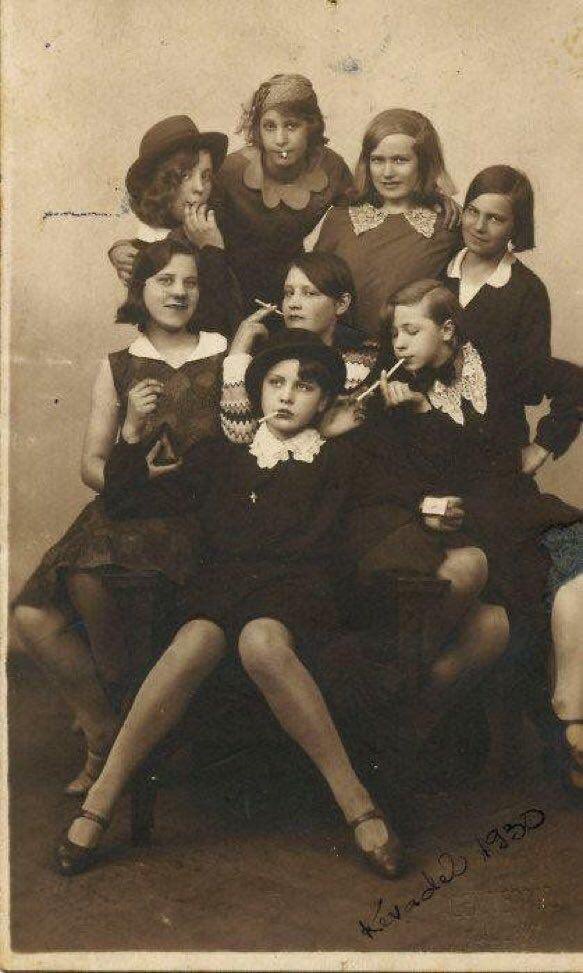 ddoniolvalcroze's tweet photo. A gang of teen girls, Estonia, 1930s. https://t.co/s3c7nixLoJ