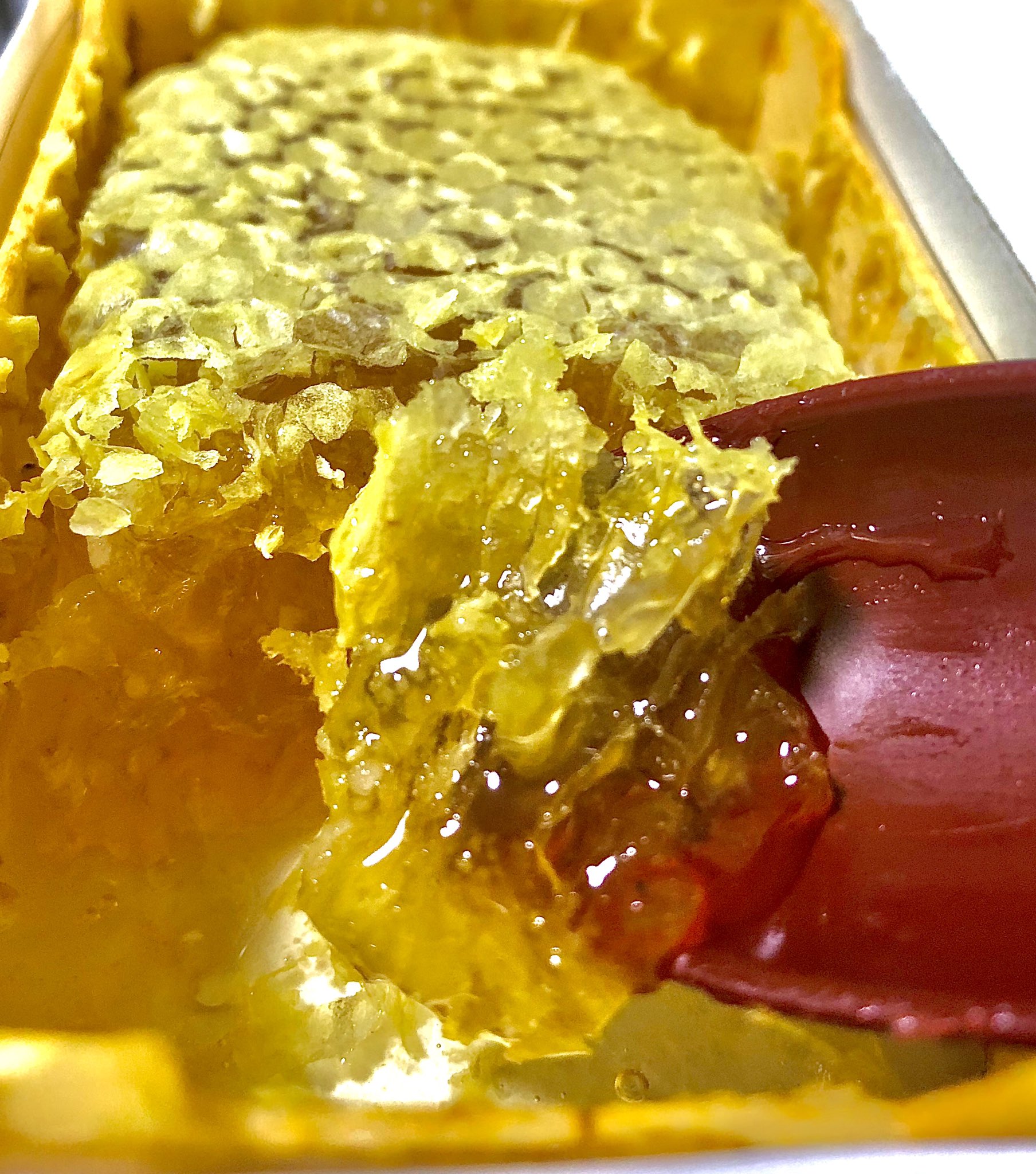 社会保険労務士 佐伯豊 疲れたので コムハニー 巣はちみつ を一片 噛みしめると中から 甘いはちみつが溢れてきます 意外ですが 無添加の天然生はちみつは 虫歯や歯周病の予防に 効果があるそうです コムハニー キルギスハニー 天然生はちみつ 無