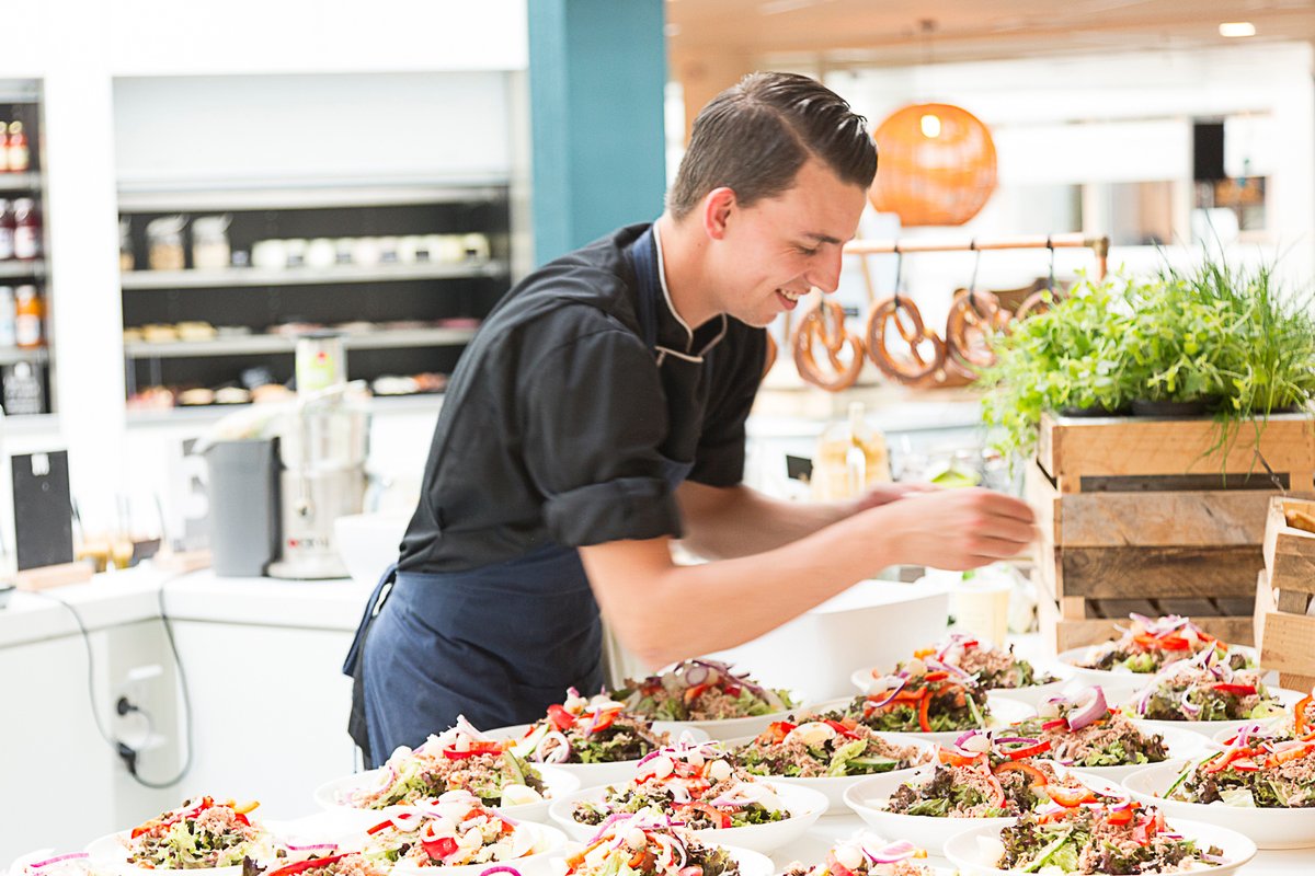 foodinspiration's tweet photo. Initiatief #SAMENLUNCHEN stimuleert  collega’s om weer samen op kantoor te lunchen. "Al die videogesprekken zijn efficiënt, maar de gezelligheid is ver te zoeken."

Lees het artikel via: https://t.co/UWEmT6qcc2 https://t.co/lIBY5fl3xL