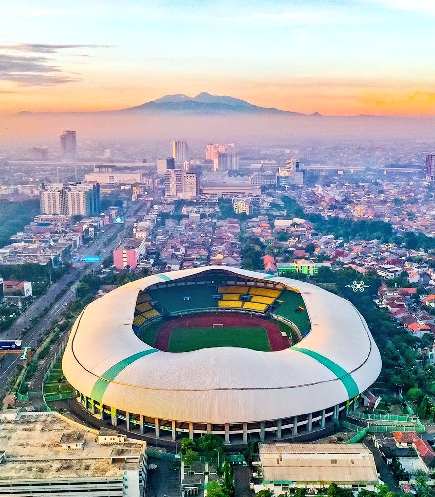 Kata Mbak  @FeniRose_, dalam memilih rumah/properti, hal yang paling penting adalah 5 L:LOKASI, LOKASI, LOKASI, LOKASI, dan LOKASI.Meski kerap dibilang hareudang, hareudang, panas-panas-panas, Kota Bekasi punya lokasi yang paling strategis ketimbang pinggiran Jakarta lainnya.