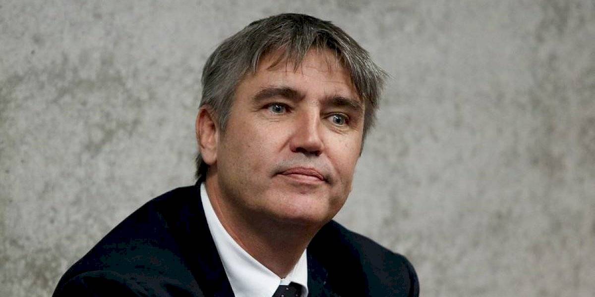 PublimetroChile's tweet photo. El reproche de Fulvio Rossi a la "frivolidad" en el Congreso: "Cometí muchos errores como parlamentario, pero nunca llevé ollas, usé disfraces o hice el ridículo" 👉 https://t.co/MUb8RqVCWS https://t.co/tYMz4e9EVB