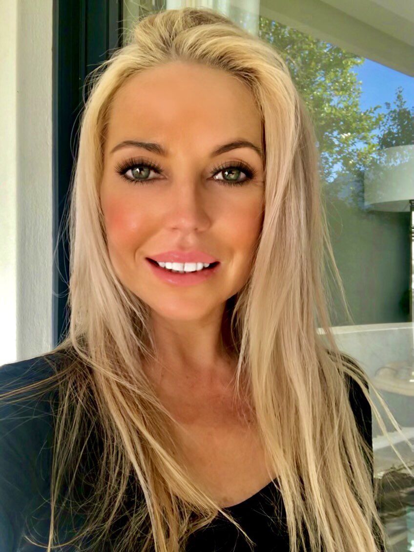 RealJojoBayvel's tweet photo. #flashfowardfriday time for a new profile pic 🖤 #wintertime #southafrican #norwegian #french #afrikaans #pavementspecial #blonde #brandambassador #hair &amp; #skin https://t.co/5cQoANYvWx