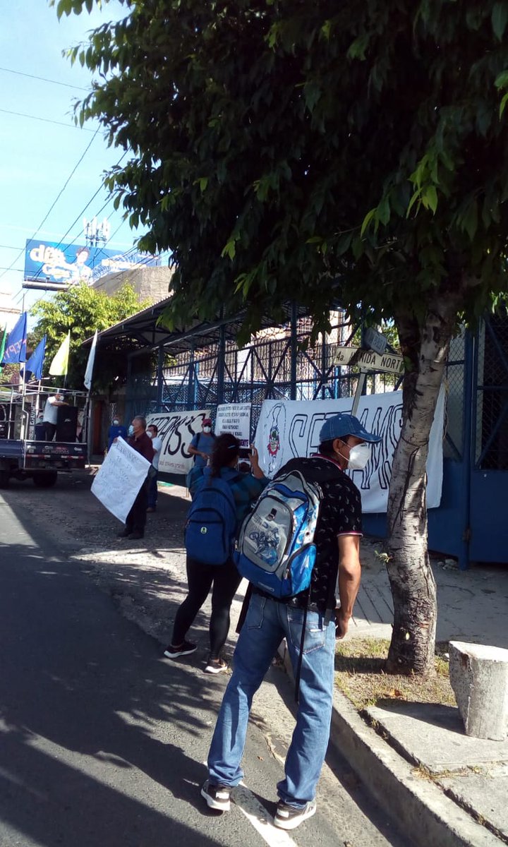 FussSv's tweet photo. Trabajadores de la @alcaldia_ss exigen al alcalde  @emuyshondt el reinstalo de trabajadores que fueron despedidos por exigir equipos de protección por la pandemia, al igual que exigen el pago de retenciones de las cuotas alimentarias en la @PGR_SV @PDDHElSalvador @setramss https://t.co/tR1QK79JZe