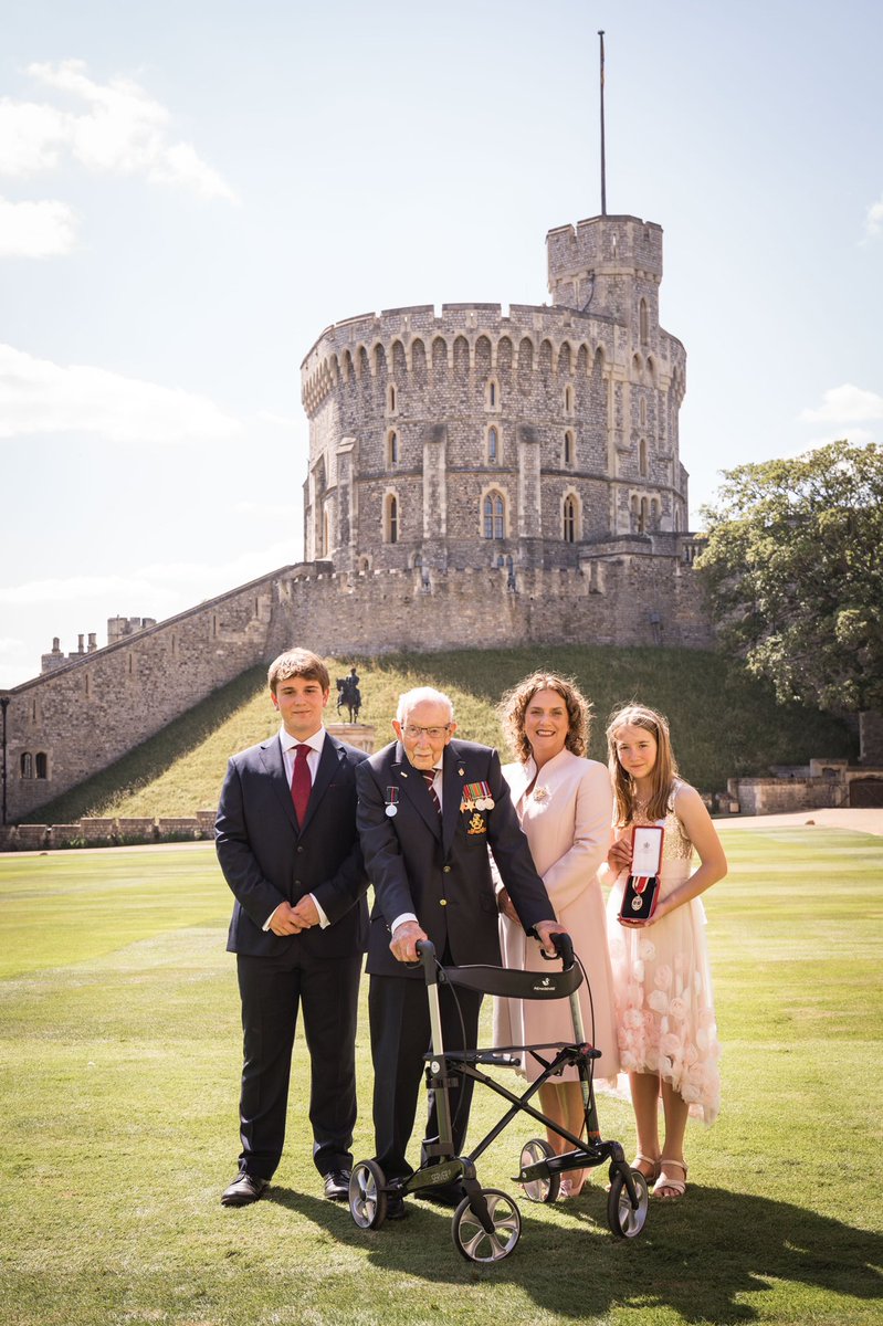 Captain Sir Tom Moore stands proudly with his family in the Quadrangle of Windsor Castle, following his Investiture ceremony.

Congratulations @captaintommoore 👏🎖