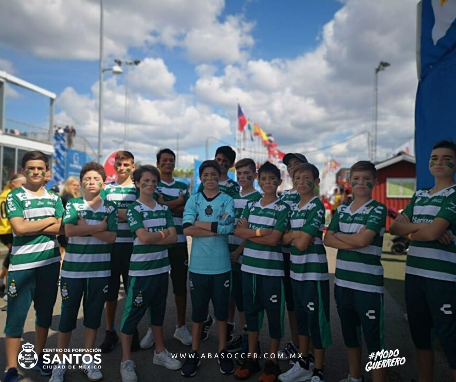 CFSantosCDMX's tweet photo. En México y en el mundo hacemos la diferencia #ModoGuerrero ⚽ 💚🎖💪🏻 https://t.co/MpbHb0WfAR