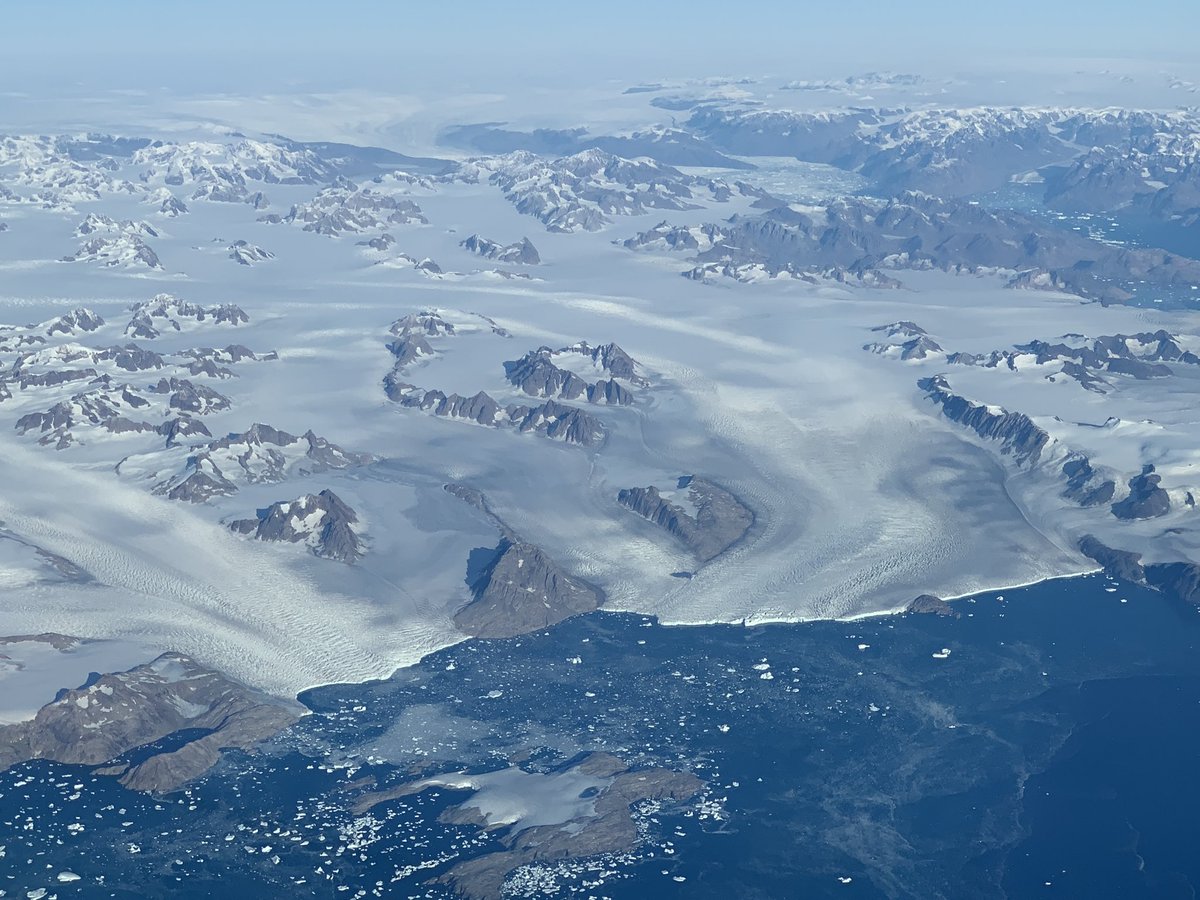 The are few office windows that give a view like the  #Boeing747 and I have be awestruck by some on the natural phenomenon and vistas I have seen. Here is an  #AuroraBorealis, noctilucent cloud, and of course the  #glaciers and mountains of  #Greenland.  #AvGeek  #BritishAirways747