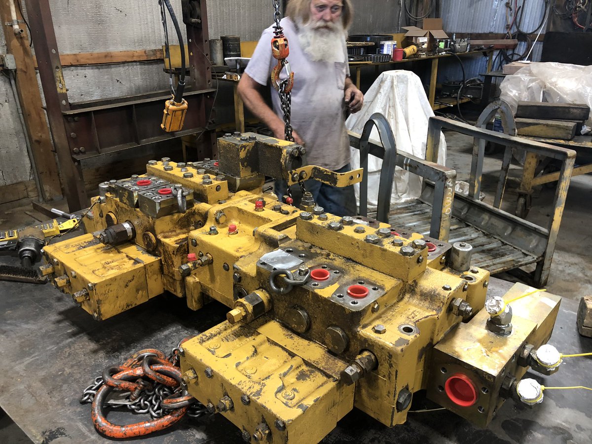 CroweEquipment's tweet photo. Got this 350L main control valve rebuilt in just a few short days thanks to one of our mechanics, Bob. We appreciate the hard work and so does the customer! 👍🏻
#CroweEquipment #Caterpillar #CaterpillarWrenching #CatComponents #RebuiltComponents #ComponentRebuild https://t.co/KMDsKbzxfl