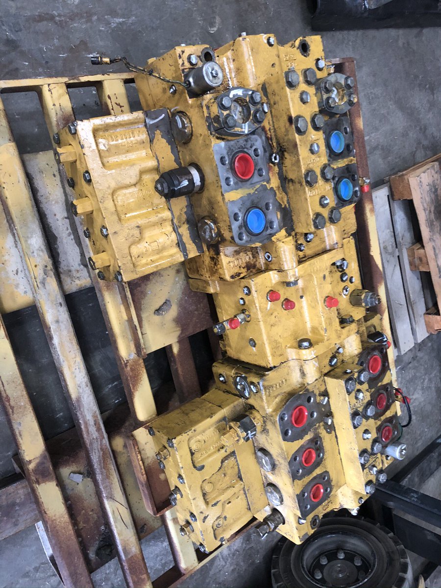 CroweEquipment's tweet photo. Got this 350L main control valve rebuilt in just a few short days thanks to one of our mechanics, Bob. We appreciate the hard work and so does the customer! 👍🏻
#CroweEquipment #Caterpillar #CaterpillarWrenching #CatComponents #RebuiltComponents #ComponentRebuild https://t.co/KMDsKbzxfl