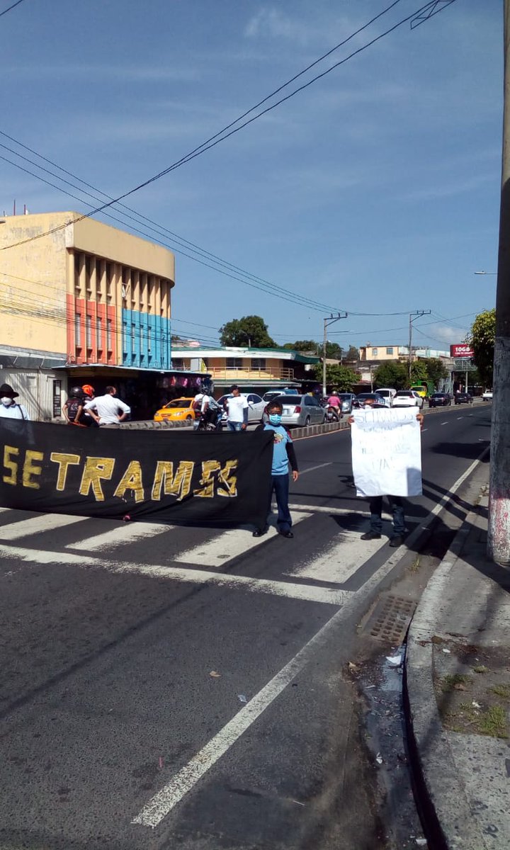 FussSv's tweet photo. Trabajadores de la @alcaldia_ss exigen al alcalde  @emuyshondt el reinstalo de trabajadores que fueron despedidos por exigir equipos de protección por la pandemia, al igual que exigen el pago de retenciones de las cuotas alimentarias en la @PGR_SV @PDDHElSalvador @setramss https://t.co/tR1QK79JZe