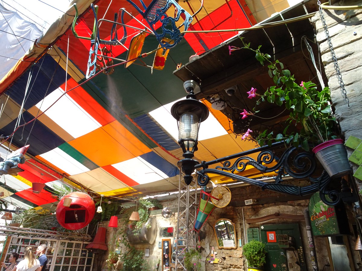 skymanuelima's tweet photo. Szimpla é o bar em ruínas mais famoso em #Budapeste! Bares em ruínas, são os típicos #bares que estão em edifícios abandonados, ou casas antigas; têm um estilo vintage e as suas salas são museus autênticos de reciclagem e criatividade, c todo o tipo de objetos. #Szimpla #Hungria https://t.co/G2eFpFUAwK