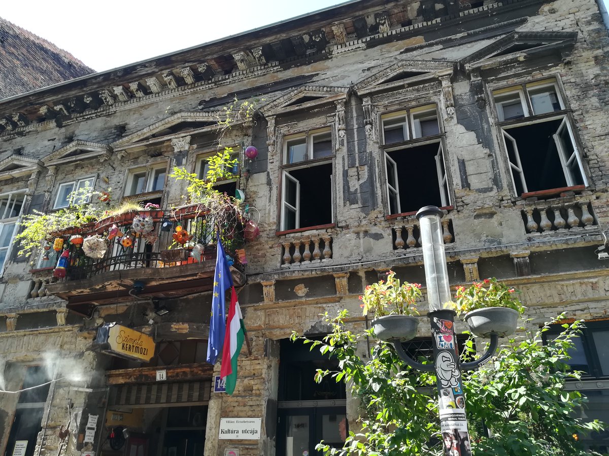 skymanuelima's tweet photo. Szimpla é o bar em ruínas mais famoso em #Budapeste! Bares em ruínas, são os típicos #bares que estão em edifícios abandonados, ou casas antigas; têm um estilo vintage e as suas salas são museus autênticos de reciclagem e criatividade, c todo o tipo de objetos. #Szimpla #Hungria https://t.co/G2eFpFUAwK
