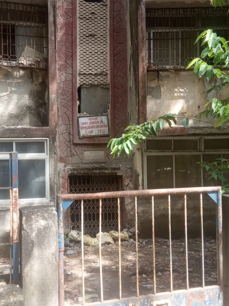 SiddhantMohite1's tweet photo. #MIDC Staff Quarters, located at Azad Nagar 1, #Andheri W, which has been already identified as unsafe &amp; has  been vacated years ago, but hasn't been demolished yet. Hence,@OYE_India demands @midc_india to take necessary actions to demolish the building before it collapses. https://t.co/xH11oTeDuw