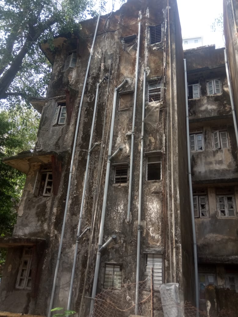 SiddhantMohite1's tweet photo. #MIDC Staff Quarters, located at Azad Nagar 1, #Andheri W, which has been already identified as unsafe &amp; has  been vacated years ago, but hasn't been demolished yet. Hence,@OYE_India demands @midc_india to take necessary actions to demolish the building before it collapses. https://t.co/xH11oTeDuw