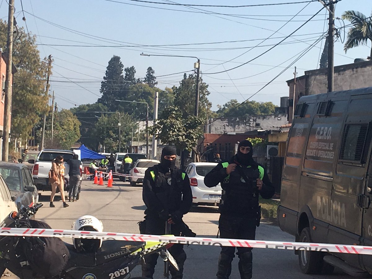 Josecitors's tweet photo. [AHORA] allanan la casa donde cenó el sacerdote Oscar Juarez la noche en la que fue asesinado. Tendrían a una persona demorada dentro de un auto en la puerta del domicilio. A cargo del operativo hay personal del #ECIF y la Policia 

📲 @telefetucuman https://t.co/p5W8KfgYuZ