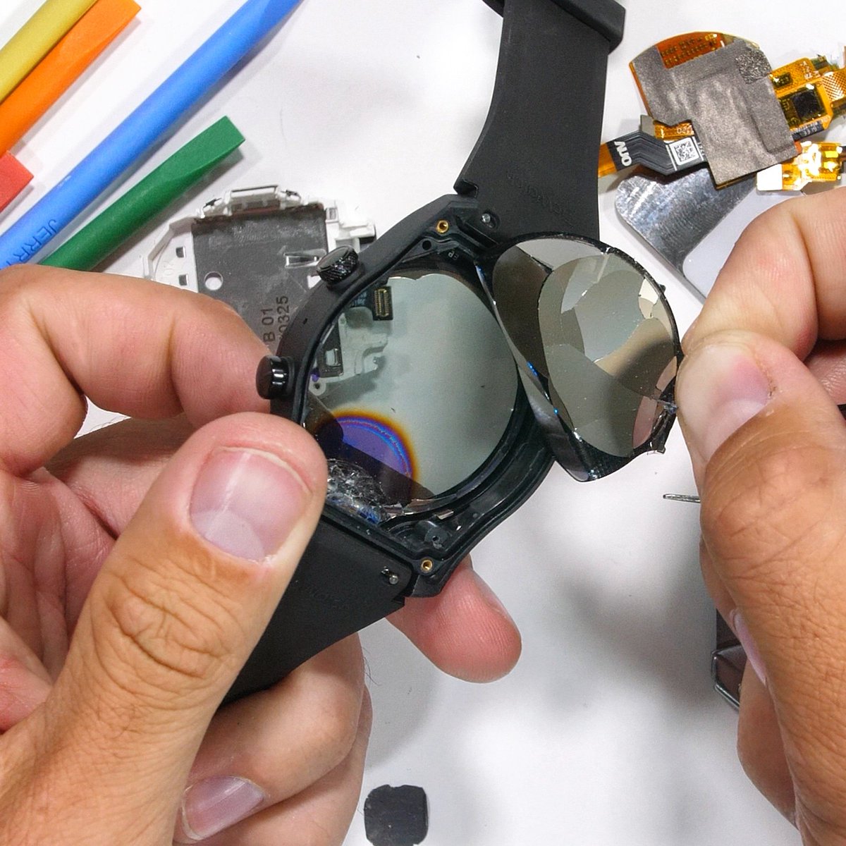 ZacksJerryRig's tweet image. Ever think we would see 2 screens on a smart watch? This is crazy. (I did have to break it open to see them... but I&apos;m giving away 10 TicWatches to make up for the damage.) youtu.be/-KLFLb03qoc