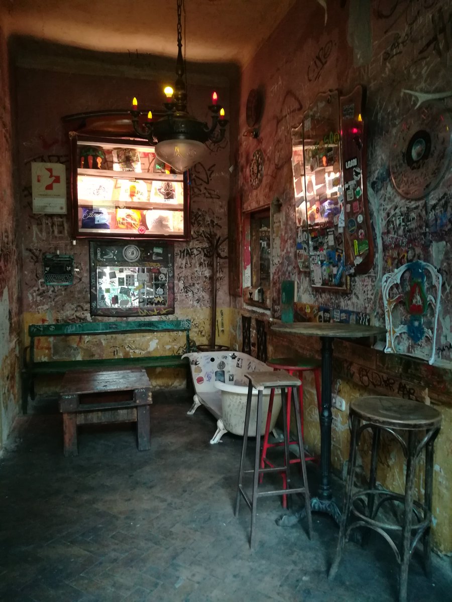 skymanuelima's tweet photo. Szimpla Kertmozi é o bar em ruínas mais famoso em Budapeste. A diversão e a festa estão asseguradas graças aos seus Djs, às pistas de dança e aos clientes habituais. #Szimpla #Kert #RuinPub #Budapeste #Hungria #Bar #travelphotography #FotógrafoAmador #viagens #PLV https://t.co/7f3EpV9JLE