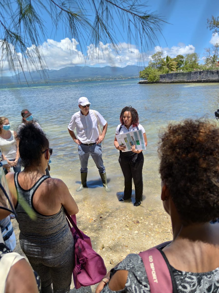 PortGuadeloupe's tweet photo. Fête de la Mer et des Littoraux 🌊🌴☀️ Nos collaborateurs se sont mobilisés aujourd'hui pour une operation de nettoyage de l'îlet Coquillage @FeteMer2020 https://t.co/POQRBKirK1