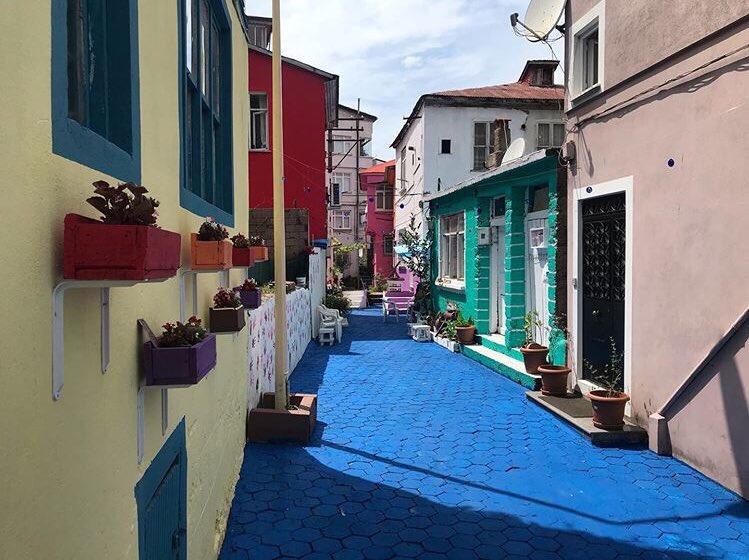 Buranın İtalya’da bulunan bir sahil kasabası olduğunu düşünebilirsiniz fakat yanılıyorsunuz. 🤗

Burası Tirebolu/Taflanaltı Renkli Sokak.