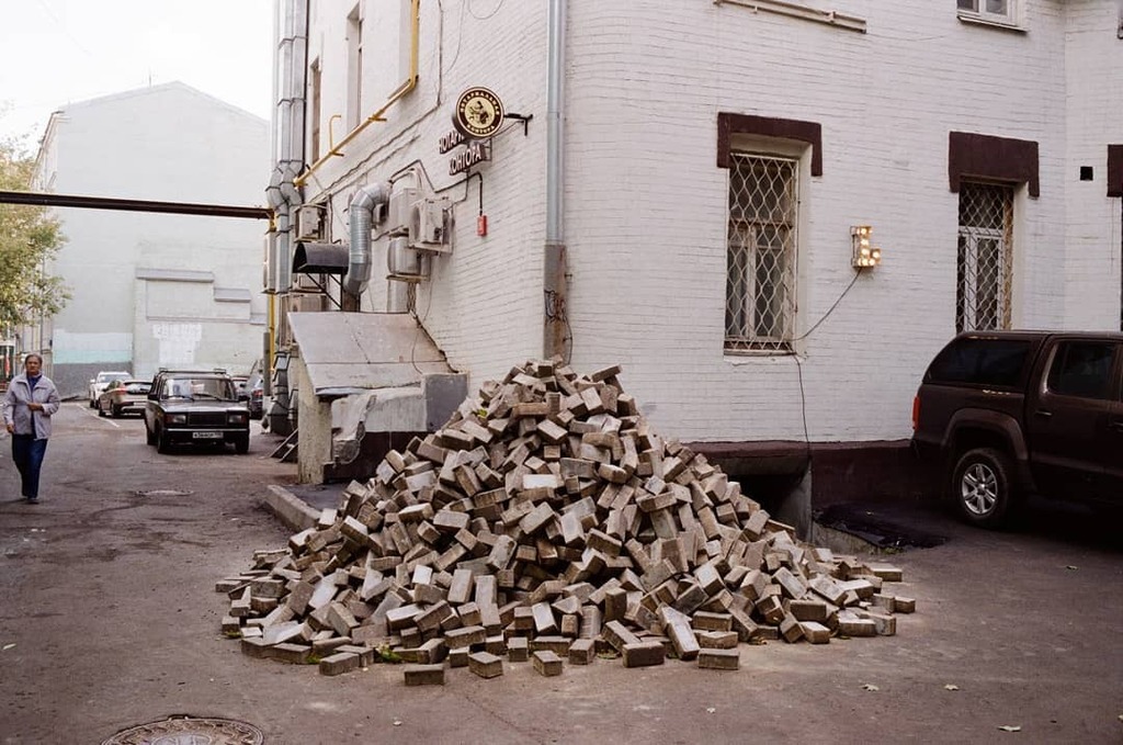 MaxBatsyn's tweet photo. 2019
.
.
.
#moscow #russia #streetphotography #filmphotography #film #35mm #filmisnotdead #filmisnotdeaditjustsmellsfunny #shootfilmnotmegapixels #believeinfilm #konicahexaraf #hexaraf #bricks #color #archillect https://t.co/ZfYECF53ia https://t.co/GoRaFw3aEo