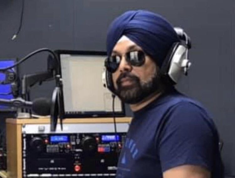 jssupra1's tweet photo. Join me on the Bhangra Roadshow  Today from 3-6pm -the perfect start to your weekend! 😊🎶👌🏽 To get your favourite song on, call him in the studio on 0208 574 1313 or WhatsApp +447951 441 551!

#Desiradio#Bhangra#music# https://t.co/LvQdftSwxp