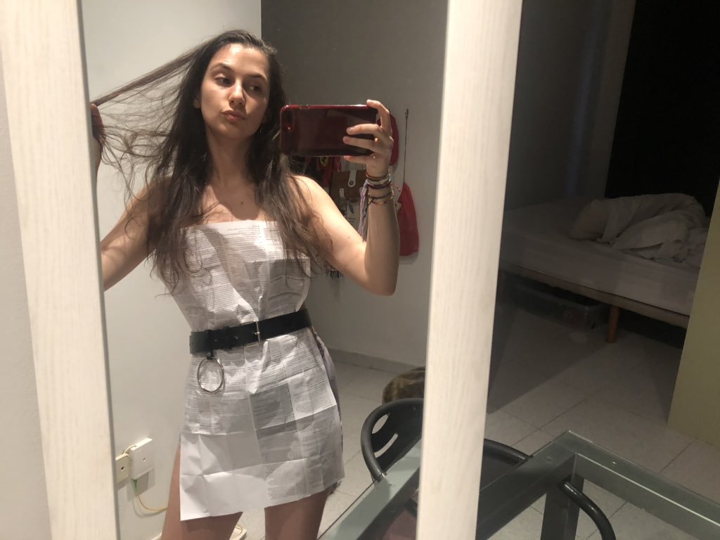 ¿Se acuerdan que no querían sacar al mercado el anticonceptivo para hombres porque tenía muchos efectos secundarios que nosequé?
Pues aquí estoy yo haciéndome un vestido con el prospecto de mi píldora.
Si, el reverso también tiene escrito.
Si, solo en español.