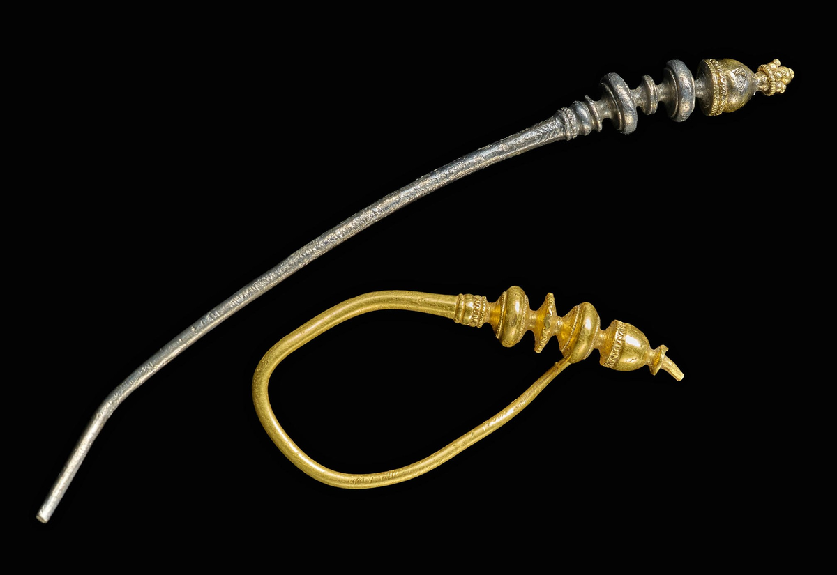 ColorsAndStones's tweet photo. #RomanGermany
Two hairpins, gold one (14 cm) found at Kerpen-Manheim, and silver with gilded head from Roman villa in Inden; Lower Rhine region.
In the Rheinisches Landesmuseum Bonn https://t.co/mXHukkMX5E https://t.co/E4wcZ8Zu2N