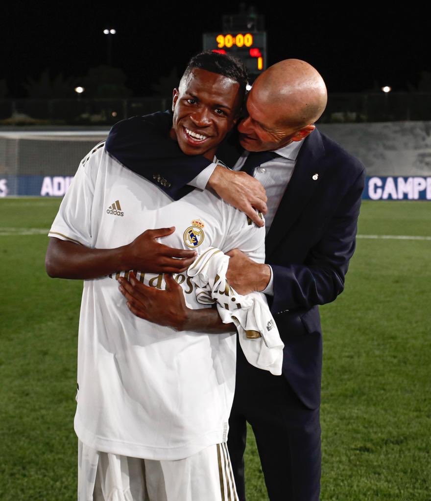 vinijr's tweet photo. Vivendo o sonho de todos que amam o futebol.. ⚽️💭 mister 🎩 https://t.co/n3lRVjn8I0