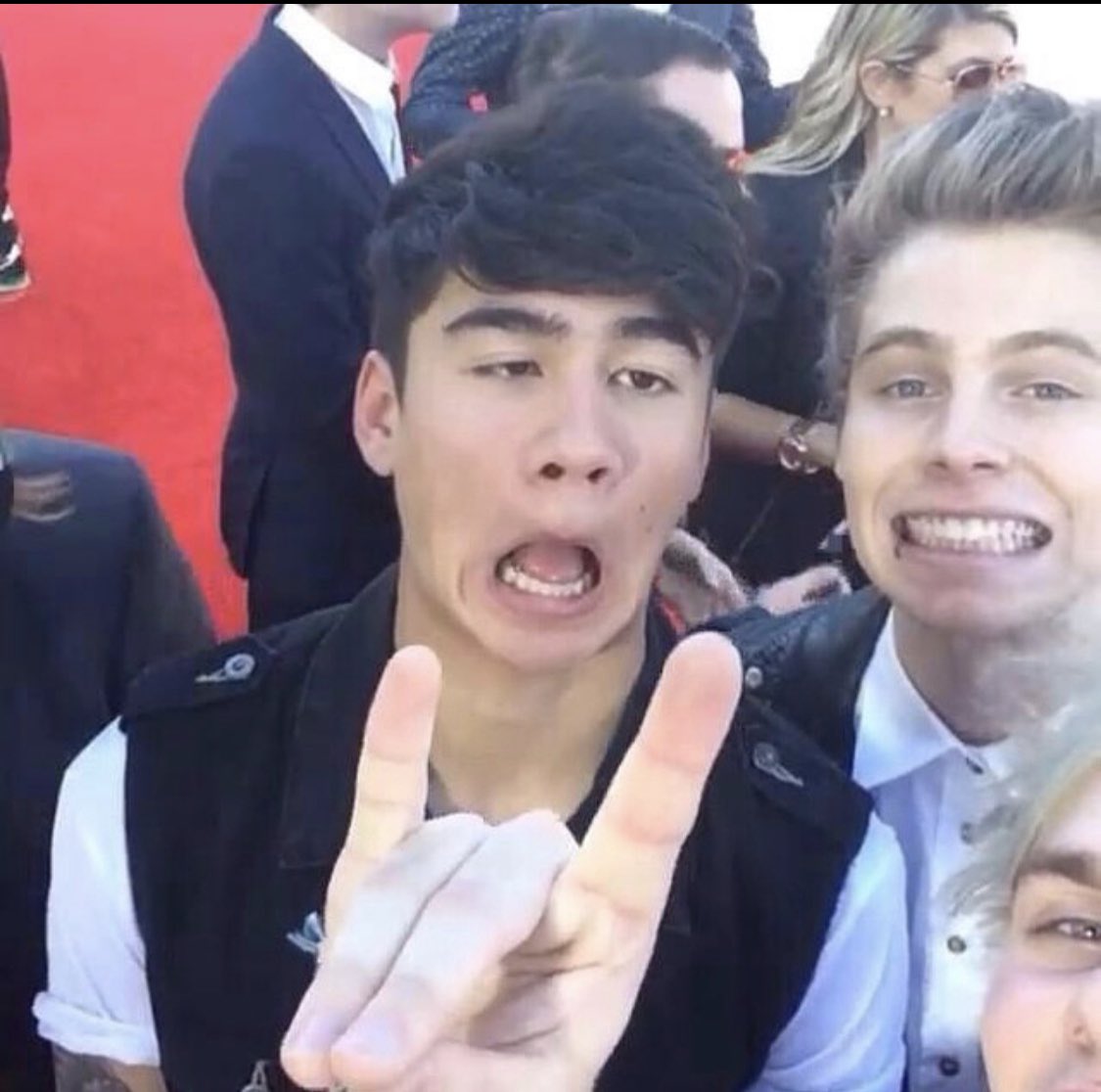 calum hood and luke hemmings: a thread