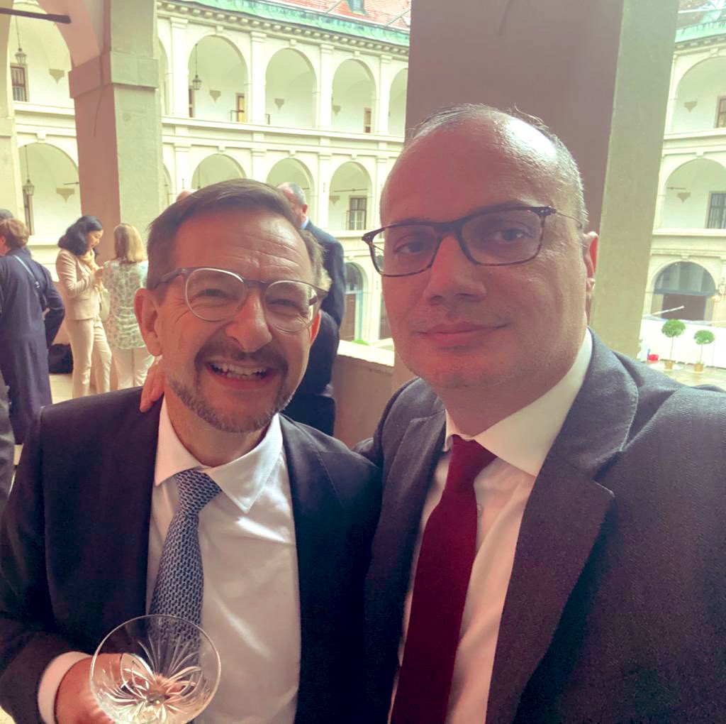 9 Feb 18-17 Jul 20: around the @OSCE in 890 days, preparing for the 🇦🇱chairmanship and navigating common challenges with a remarkable professional and a dear friend. Good luck dear @gremingerosce, @ODIHRdirector, @harlemdesir and @lamzannier. Thank you for the good collaboration.