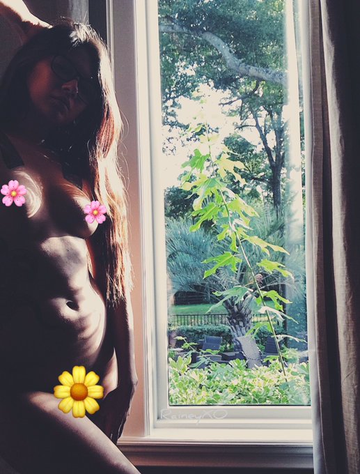 I&rsquo;m giving out 10 free 30 day trial links to my OnlyFans!   Dm me any flower emoji to get the link!   First