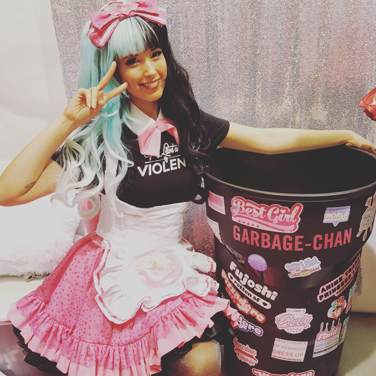 Hi I'm Bee, I've been cosplaying for like 6 years :> I do all my own sewing, crafting and wig styling and I like helping and making things for friends too✨ ruffles are my favorite and I still have lots to learn!
 #cosplayersunder500 
📷 by @sarscosplay and <a href="/DTJAAAAM/">DTJAAAAM</a>