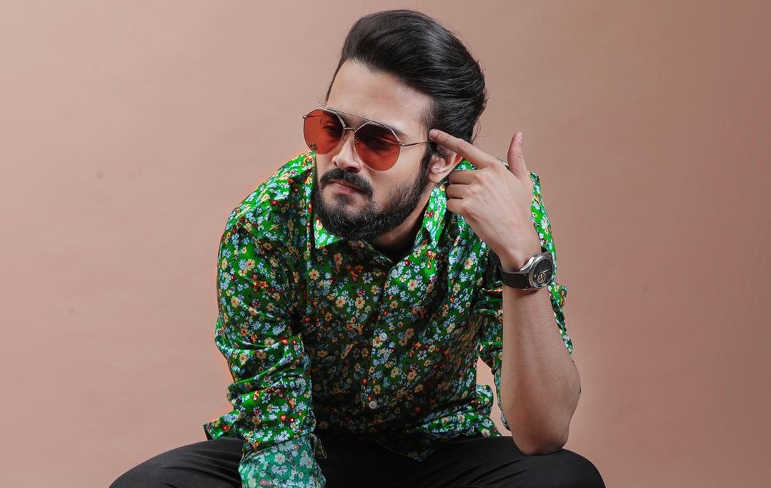 _Rohisays's tweet photo. Ek Dusre ke reshami Zulfo se inspired huye @ashchanchlani aur @Bhuvan_Bam 😂🔥 https://t.co/aZSx5Em2Uj