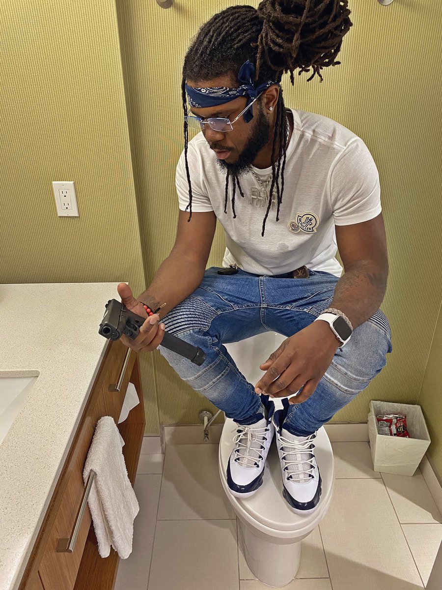 Ayee_TrevyTrev's tweet photo. Last year I was broke &amp; you ain’t sign my cast . 💔 https://t.co/xdLoJfUrxU