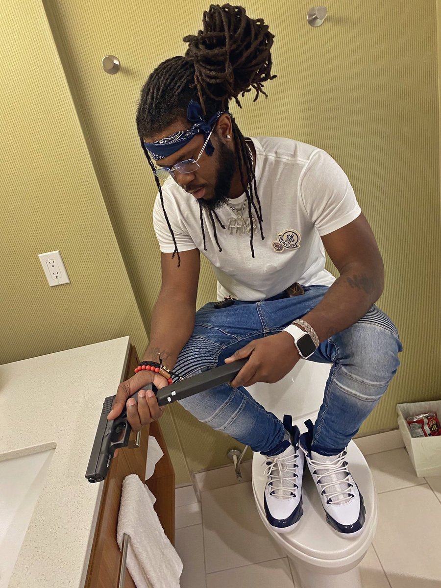 Ayee_TrevyTrev's tweet photo. Last year I was broke &amp; you ain’t sign my cast . 💔 https://t.co/xdLoJfUrxU