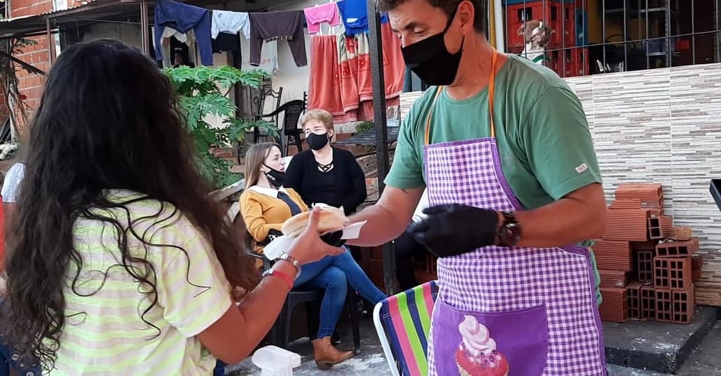 maritoxalcaraz's tweet photo. Viernes de 🍔 en la chacra 210 Villa Urquiza. Gracias #Mimen por las hamburguesas y a #Posceres por los panes. #EsfuerzoCompartido #PúblicoPrivado https://t.co/U7pmpbLSY6