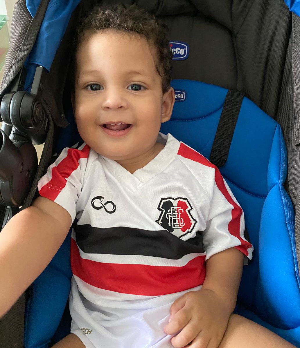 SantaCruzFC's tweet photo. Felipe e Daniel, filhos do jogador Raniel e da Aline, estão aqui em Recife e passaram na @lojacobracoral para atualizarem os mantos. 🥰

👊🏻⚫⚪🔴 https://t.co/lswVh7prHc