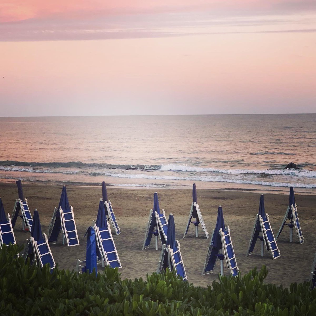 marigall24's tweet photo. #tramontosulmare #puntarossa #marinasannicola #seredestate https://t.co/4v7EugrISx