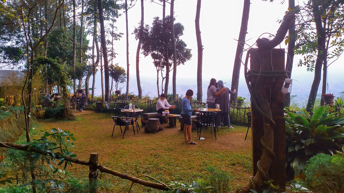 sapta_strs's tweet photo. Sekarang saya dan teman-teman sdg coba bangun usaha cafe, namanya astacala, datang ya. Letaknya ada Jl. bukit maribaya. Lewat dagogiri bisa, lewat lembang juga bisa, detail maps bisa search di google astacala space #cafe #lembang #maribaya #bandung #kedai #kopi #restoran #kuliner https://t.co/DYhD02jrLk
