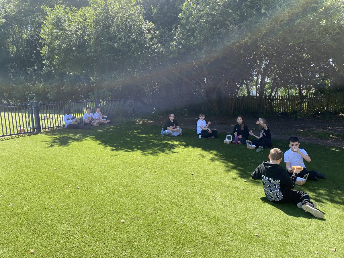 Year6OasisLongCross tweet media