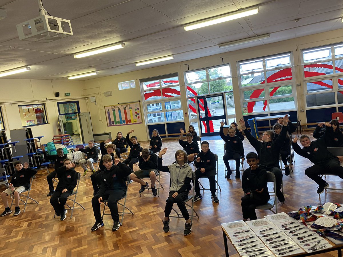 Year6OasisLongCross tweet media