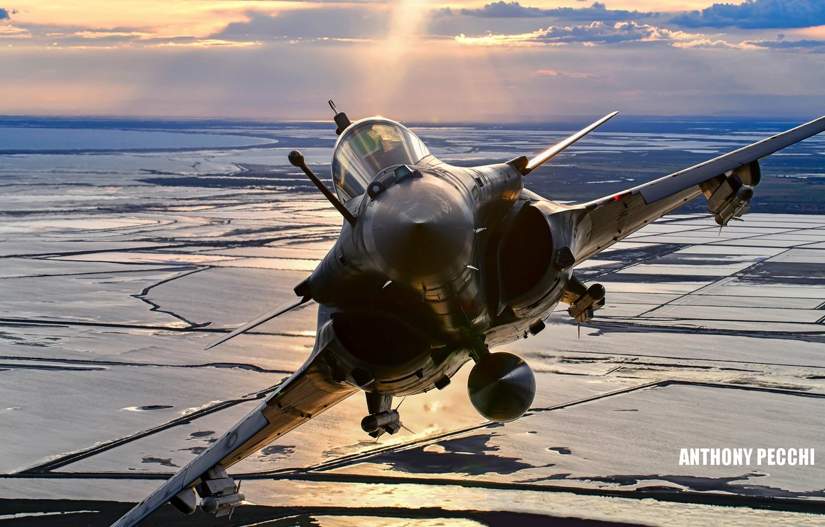 ChasseEmbarquee's tweet photo. La Chasse Embarquée vous souhaite un excellent week-end🤙Have a nice weekend 🤙 Rafale M by @anthonypecchi #Rafale #FrenchNavy #avgeek #avporn #aircraft #Military #chasseembarquee #pilot #France https://t.co/j98bI112H6