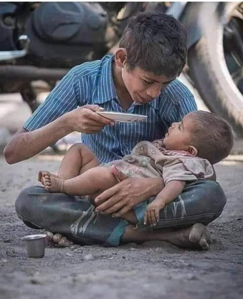 NonyNBansal's tweet photo. नन्हें नन्हें पांव थे फिर भी अपने पांव पे खड़ा हो गया ....!!
एक भाई देखो अपनी बहन के लिए माँ जितना बड़ा हो गया .... !! https://t.co/pyDuFO6rHQ