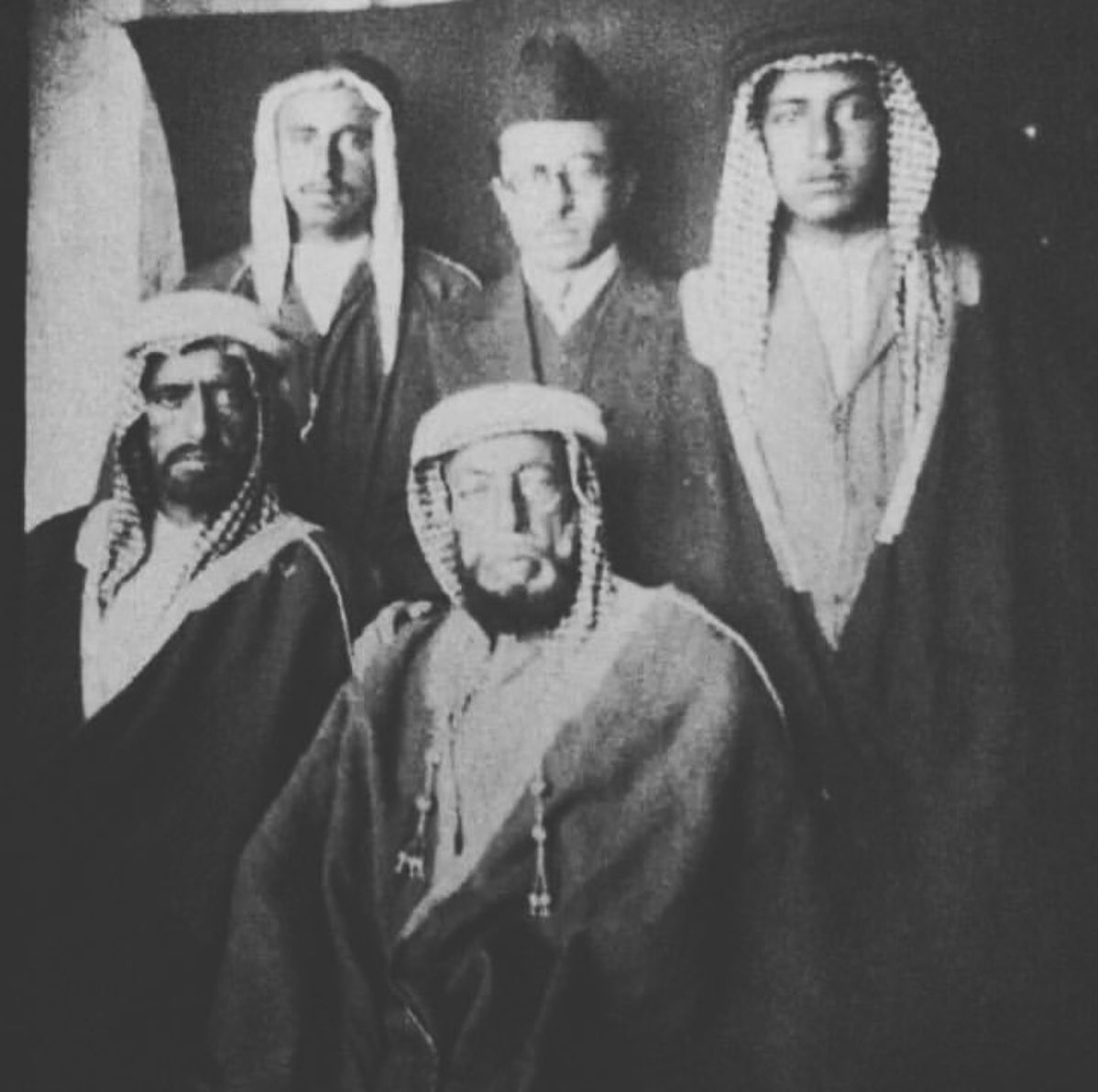AMottalib's tweet photo. من اقدم الصور لشخصيات من صفوى تعود الى الثلاثينات الميلاديةمن اليمين جلوساصالح بن احمدالبراهيم مع ابنائه علي الجالس على يمينه ووقوفامن اليمين حسين عمدةصفوى الاسبق وسلمان (الصفواني)الذي هاجرالى العراق واصبح وزيراعام ١٩٦٨م
وحسين عبدالرحيم البراهيم رحمهم الله جميعا
#معلومة_عن_صفوى https://t.co/aLXjmV7IbP