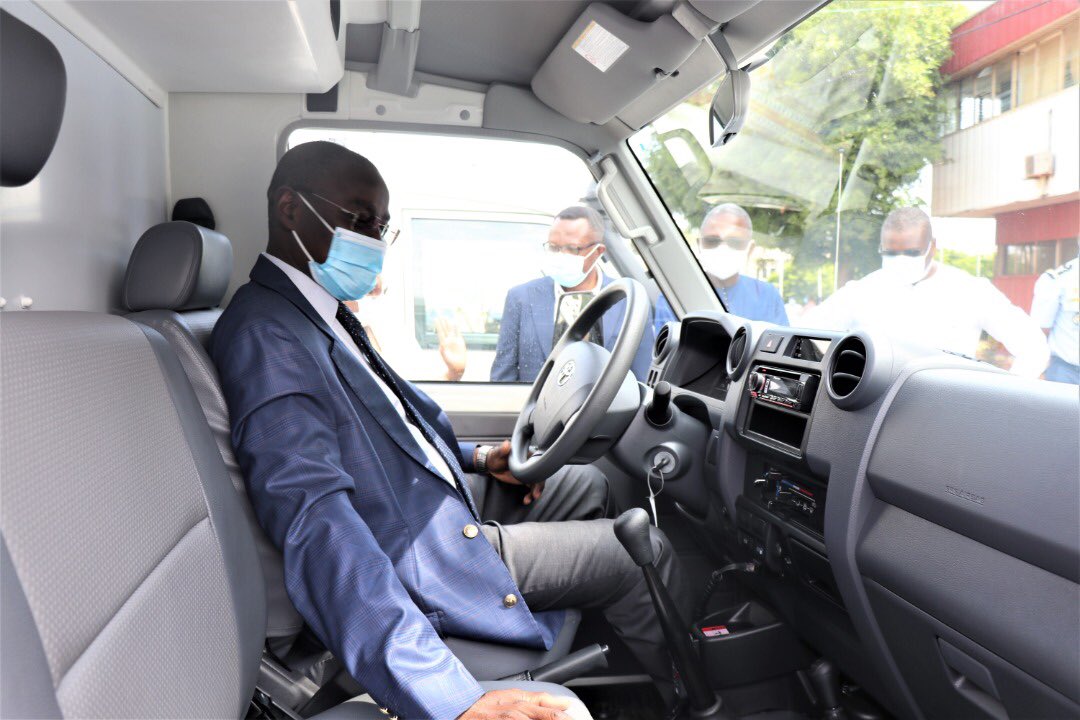 aliouMdia's tweet photo. J’ai remis un 1e lot d’equipements médicaux: 3 ambulances, appareils de réanimation, protection individuelle, etc. au Ministre de la Sante de @TogoOfficiel. Contrib. du @pnudfr à la reponse au #COVID19 au #Togo. 
@PresidenceTg @PrimatureTogo @UNDPAfrica @ahunnaeziakonwa @UN_Togo https://t.co/jcPqyeTVG4