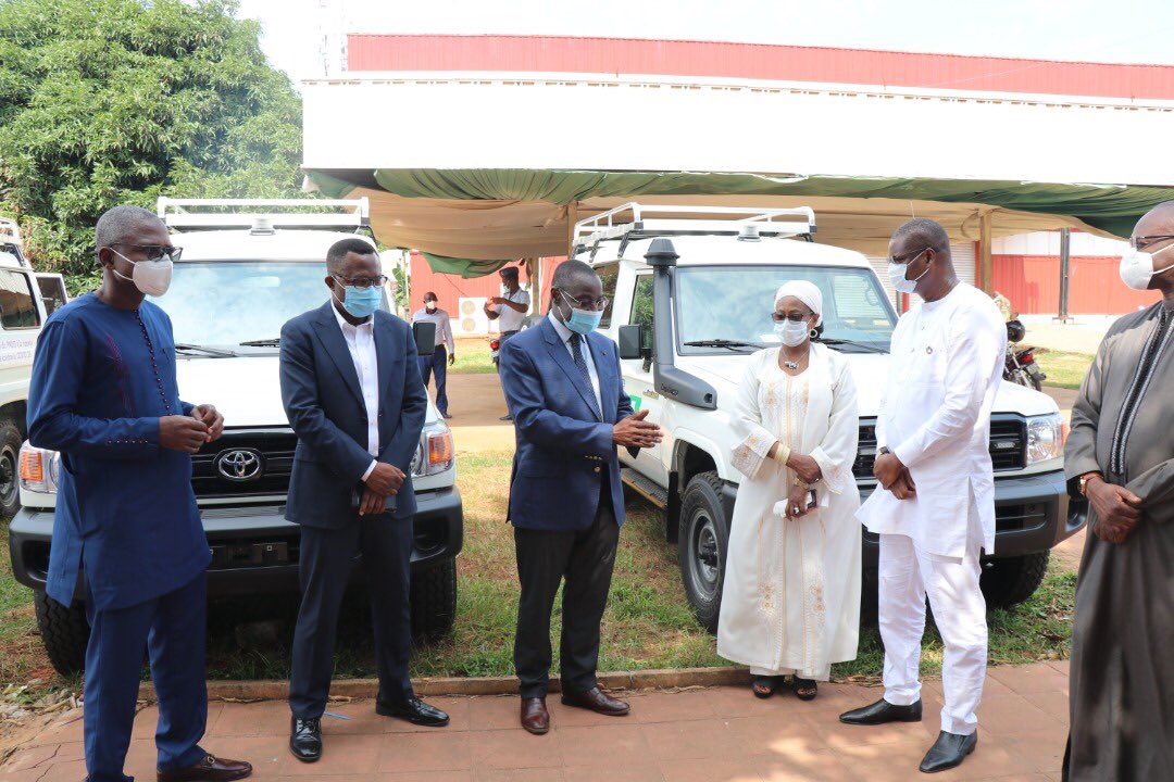 J’ai remis un 1e lot d’equipements médicaux: 3 ambulances, appareils de réanimation, protection individuelle, etc. au Ministre de la Sante de <a href="/TogoOfficiel/">République Togolaise</a>. Contrib. du <a href="/pnudfr/">ONU Développement</a> à la reponse au #COVID19 au #Togo. 
<a href="/PresidenceTg/">Présidence Togolaise/Togolese Presidency</a> <a href="/PrimatureTogo/">Primature Togo</a> <a href="/UNDPAfrica/">UNDP Africa</a> <a href="/ahunnaeziakonwa/">Ahunna Eziakonwa</a> <a href="/UN_Togo/">Nations Unies Togo</a>