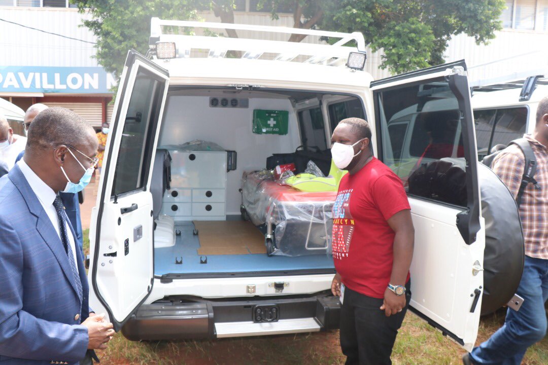 aliouMdia's tweet photo. J’ai remis un 1e lot d’equipements médicaux: 3 ambulances, appareils de réanimation, protection individuelle, etc. au Ministre de la Sante de @TogoOfficiel. Contrib. du @pnudfr à la reponse au #COVID19 au #Togo. 
@PresidenceTg @PrimatureTogo @UNDPAfrica @ahunnaeziakonwa @UN_Togo https://t.co/jcPqyeTVG4