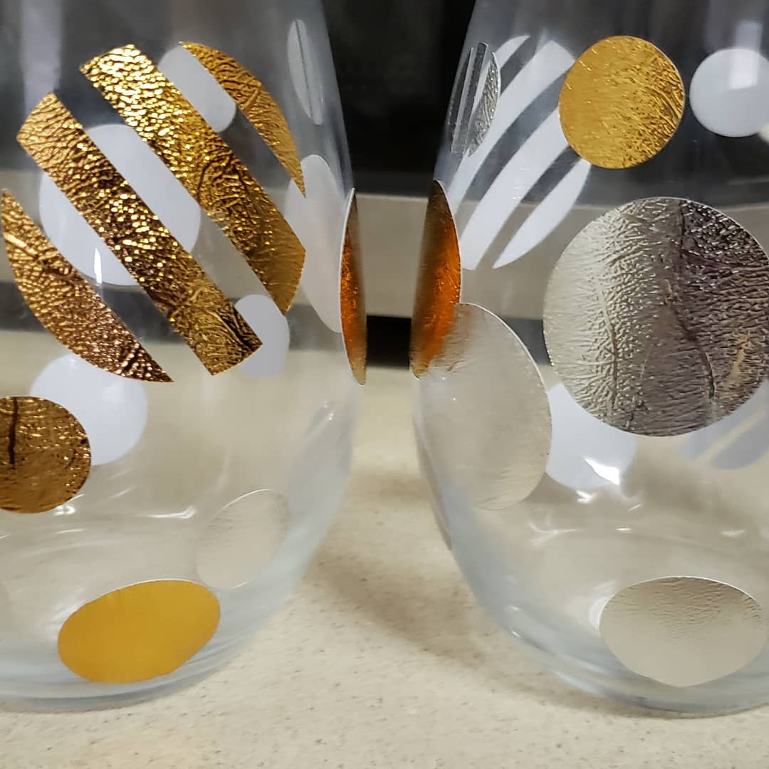 Love88An's tweet photo. Handmade designed vinyl glasses. Let me know what you think. #handmade #madewithlove #etsyseller #etsy #anartistslove88 #vinyl #drinkingglasses #circles #gold #silver #silverandgold #custom #customade #customorders https://t.co/NobErbwV9V