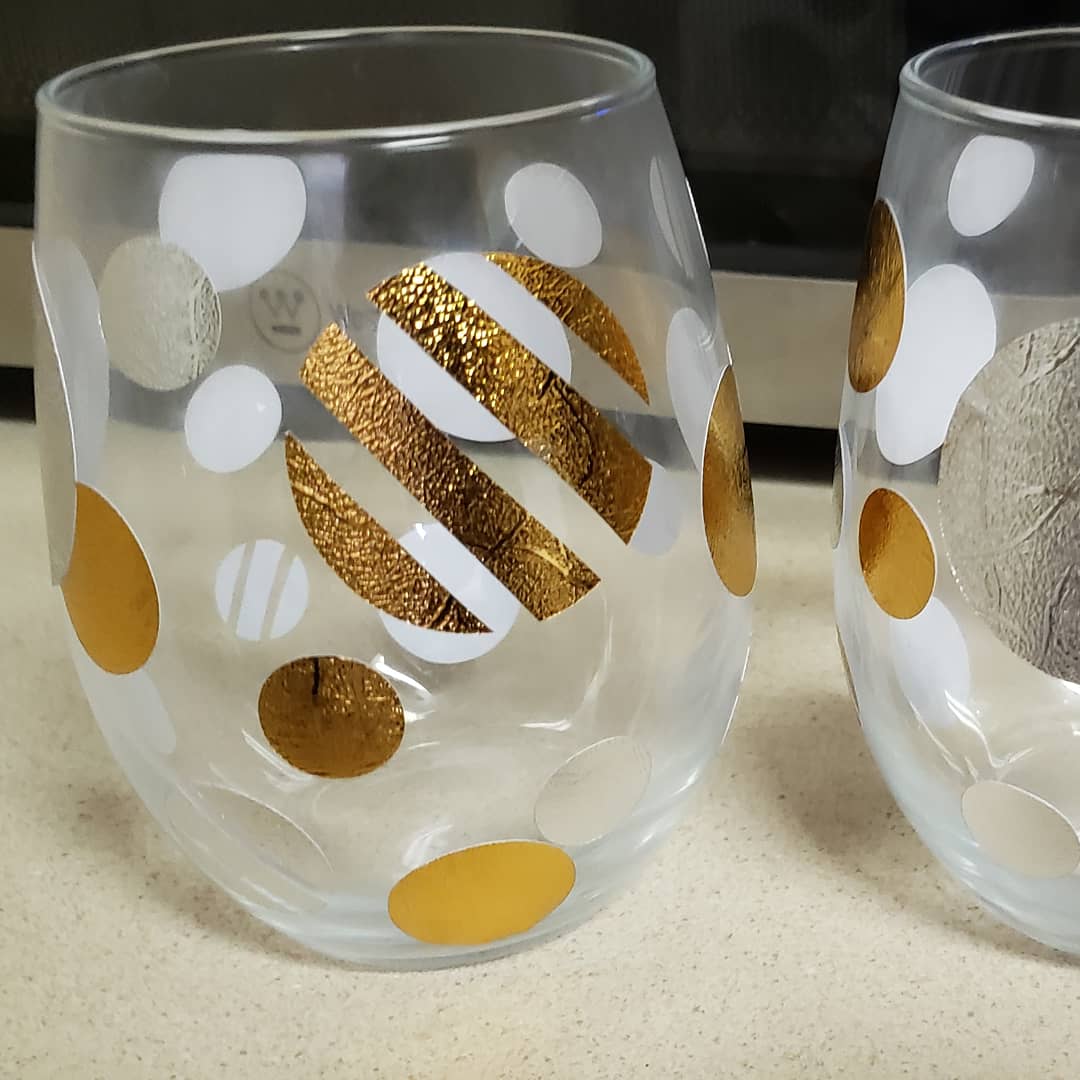 Love88An's tweet photo. Handmade designed vinyl glasses. Let me know what you think. #handmade #madewithlove #etsyseller #etsy #anartistslove88 #vinyl #drinkingglasses #circles #gold #silver #silverandgold #custom #customade #customorders https://t.co/NobErbwV9V