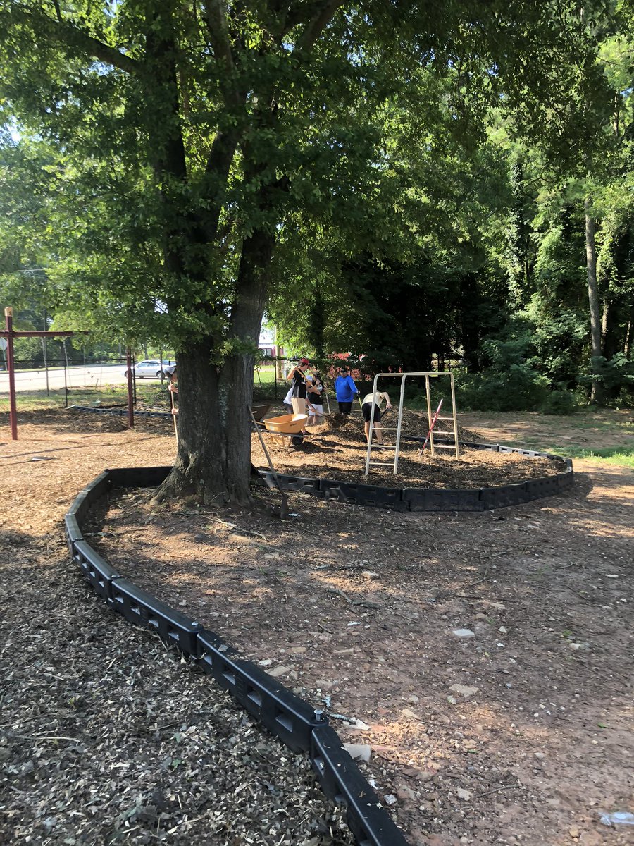 jhsmdb's tweet photo. Big thanks to the Commerce Boys and Girls Club for the opportunity to spread mulch this am! Knocked it out in 2 hrs...Good job guys... #brotherhood https://t.co/ExkBx7UY1m